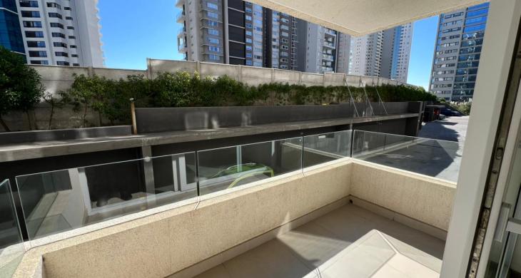 Acogedora terraza con acceso desde el living, ideal para disfrutar del aire marino y extender el espacio social hacia el exterior.