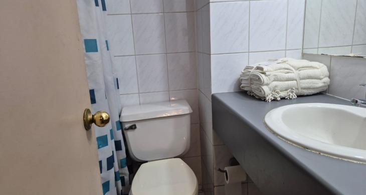 Segundo baño, puede ser para el segundo dormitorio o de visita, ya que se encuentra fuera de la habitación