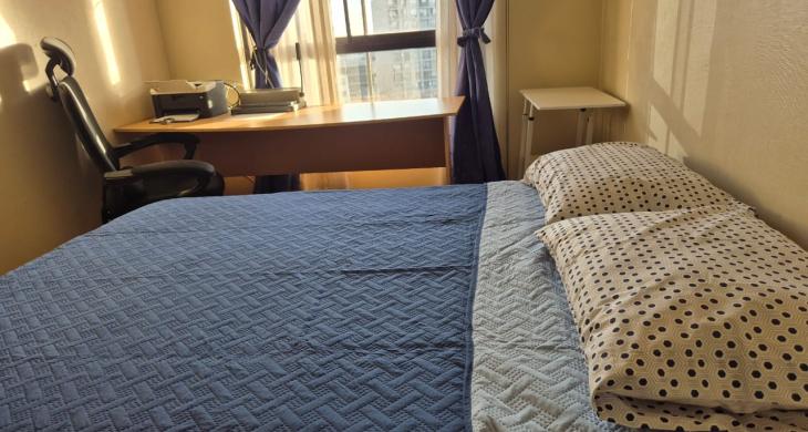 Amplio dormitorio principal en suite, impecable, recién pintado. 
