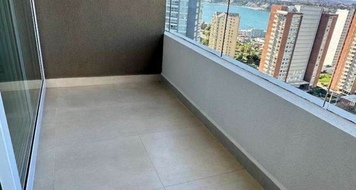 Disfruta del aire libre y la altura del piso 15 con máxima protección para toda la familia.