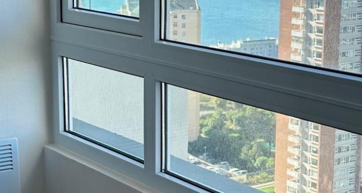 Mar a lo lejos desde el dormitorio y terraza protegida.