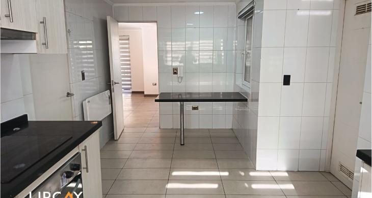cocina amoblada y con comedor diario
