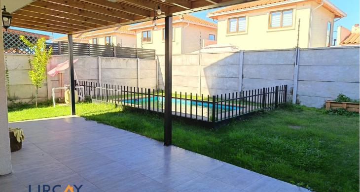 piscina en patio posterior, cesped