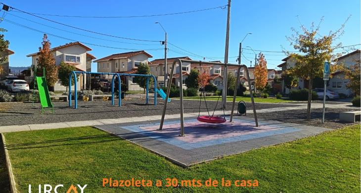 condominio con plazoleta con juegos para niños