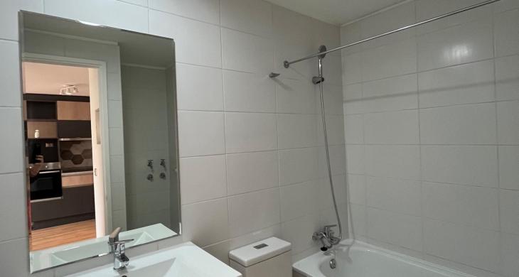 Baño dormitorio principal , ceramica de pared a pared con porcelanato en piso.