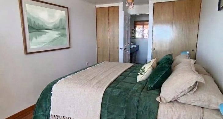 AMPLIA Y MODERNA HABITACION EN SUITE CON UN A TERRAZA PARTICULAR QUE PERMITE DISFRUTAR  LA LUZ DEL SOL Y DE LA  LUNA