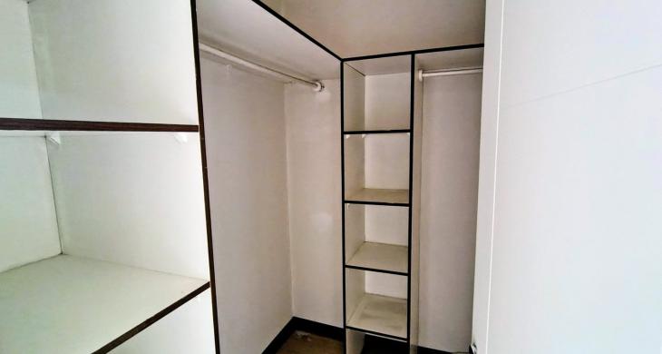 WALK-IN CLOSET