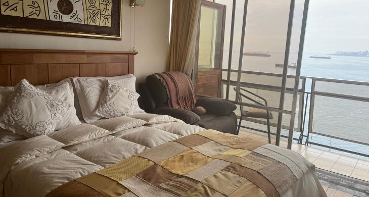 dormitorio principal con vista al mar y salida a terraza