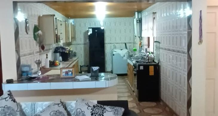 VISTA DE COCINA CON CONCEPTO ABIERTO DESDE LIVING COMEDOR