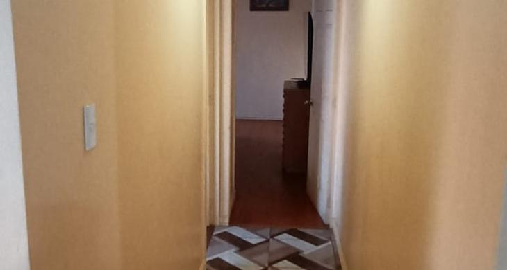 PASILLO QUE CONECTA LIVING COMEDOR HACIA HABITACION MULTIUSO Y DORMITORIO PRINCIPAL EN SUIT