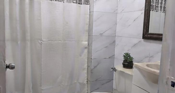 LOS BAÑOS RECIEN REMODELADOS CON DUCHAS PARA FACILITAR EL ACCESO Y SEGURIDAD DEE LOS RESIDENTES