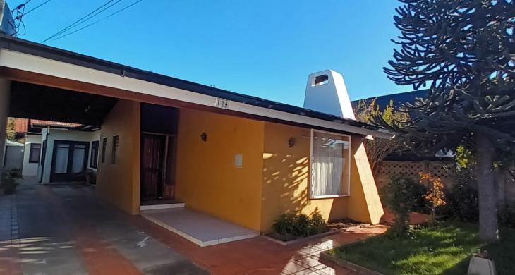 GRAN CASA CON HERMOSO DISEÑO, AMPLIO ESTACIONAMIENTO, CHIMENA EN LIVING COMEDOR, PEQUEÑA TERRAZA SALIDA POR COMEDOR, CASA CON ANTEJARDIN