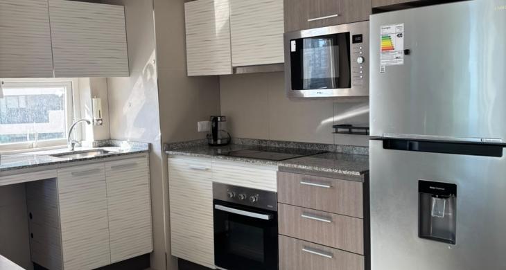 Integrada, de concepto abierto y con ventana al exterior que aporta gran luz natural. Full equipada con encimera eléctrica, horno, microondas y lavavajillas.
