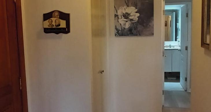 IMAGEN DE ACCESO PRINCIPAL QUE CONECTA HACIA LAS HABITACIONES 