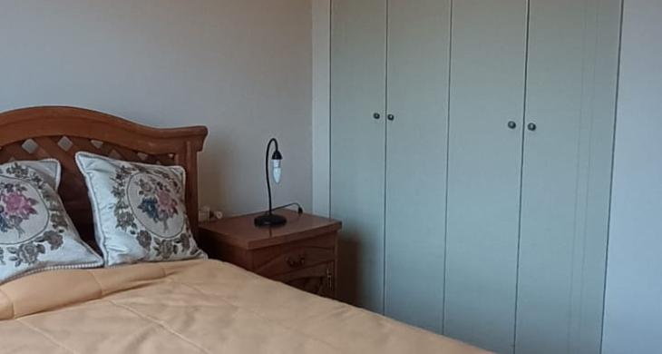 HABITACION EQUIPADA CON CAMA DE PLAZA 1,5 ROPA DE CAMA, LAMPARA, CLOSET