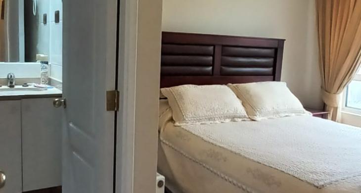 HABITACION PRINCIPAL EN SUIT CON CAMA DE 2 PLAZAS, CON ROPA DE CAMA, VELADORES, LAMPARAS Y CORTINAS TODO EN EXCELENTE ESTADO