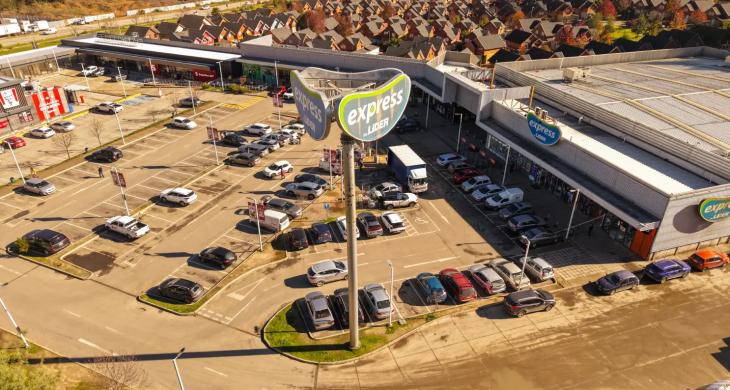 El local cuenta con factibilidad técnica para instalación de baño, orientación que garantiza buena iluminación natural, y acceso vehicular directo desde el frente del strip center.