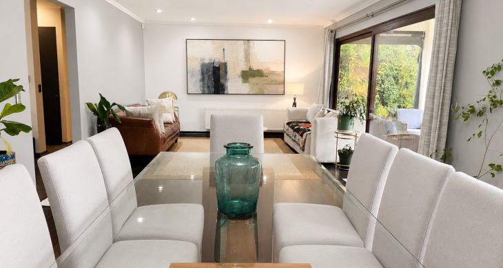 Comedor principal, vista hacia el living y la terraza.