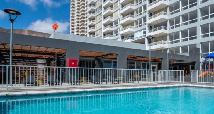 Amplia piscina   para departir en familia