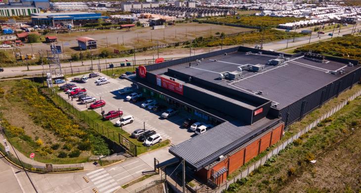 Oportunidad de arriendo en Strip Center Puerto Tepual, en Av. El Tepual 1360, Puerto Montt, emplazado en un sector de consolidado crecimiento urbano en la capital de Los Lagos, con alta afluencia vehicular y peatonal. 