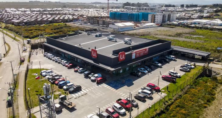  Entregado en obra gruesa, con superficie habilitada bajo normativa vigente. Contrato mínimo de 2 años en UF, garantía equivalente a 2 rentas mensuales. Ideal para rubros de retail, servicios al consumidor, gastronomía o salud, sujeto a evaluación de rubro por parte de la administración del strip center.