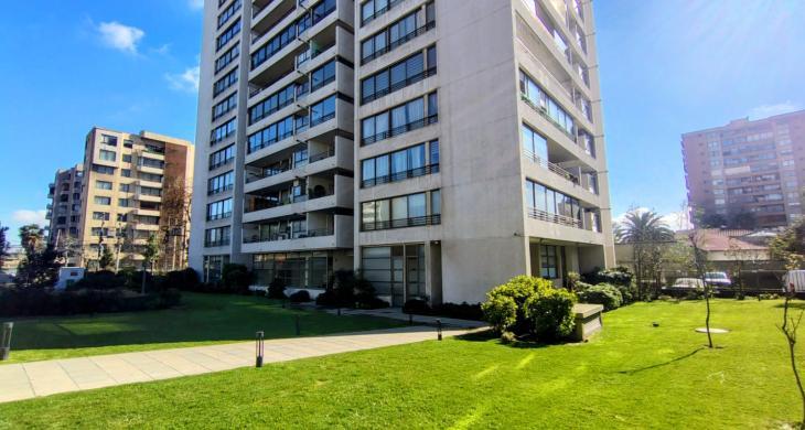 jardin y fachada edificio
