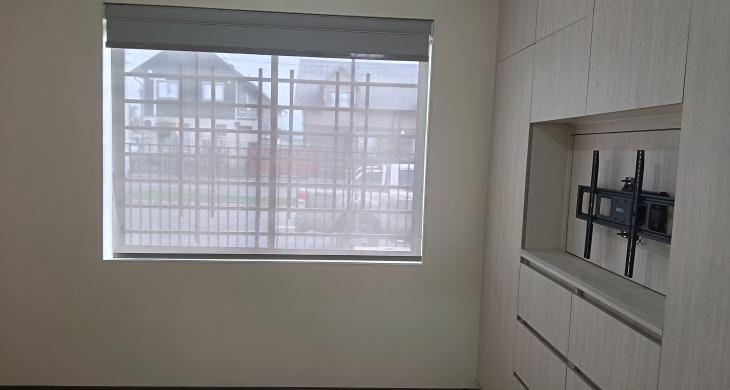 dormitorio con mueble con cajoneras