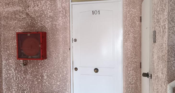 PUERTA DE ACCESO A DEPARTAMENTO