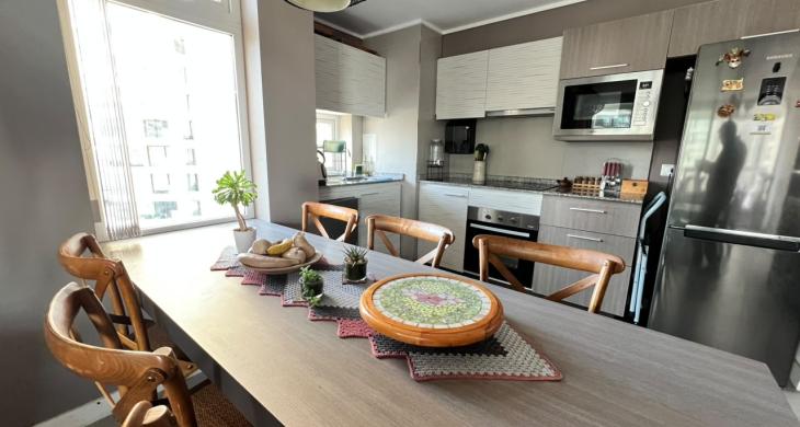 comedor amplio y luminoso con piso porcelanato gres