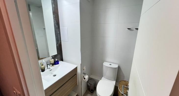Baño completo equipado con vanitorio moderno y excelentes terminaciones
