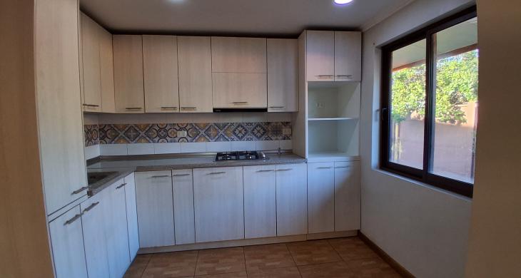 cocina amoblada y equipada con encimera, horno eléctrico, campana