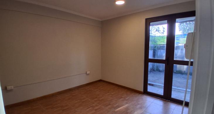 dormitorio con clóset y salida al patio