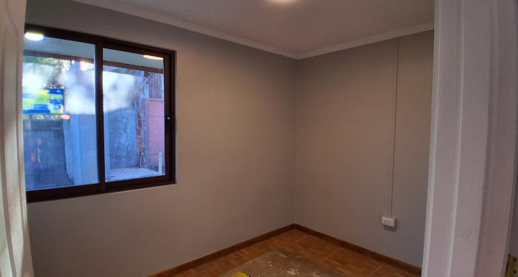 dormitorio pequeño con ventana al patio