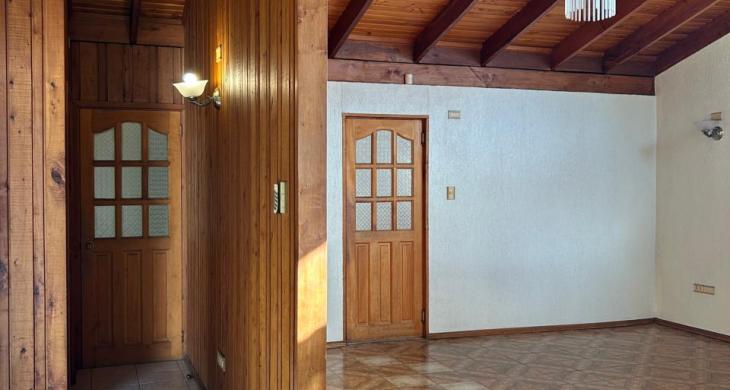 VISTA MINI HALL DE ACCESO Y COMEDOR CON PUERTAS QUE CONECTAN A COCINA Y SALA DE ESTAR