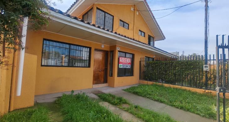 HERMOSA CASA CON ANTEJARDIN
