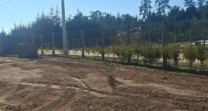 Cierre perimetral en polines impregnados y malla bizcocho