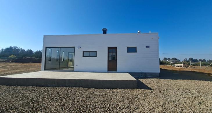Costado sector quincho con terraza exterior de hormigón y cerámica