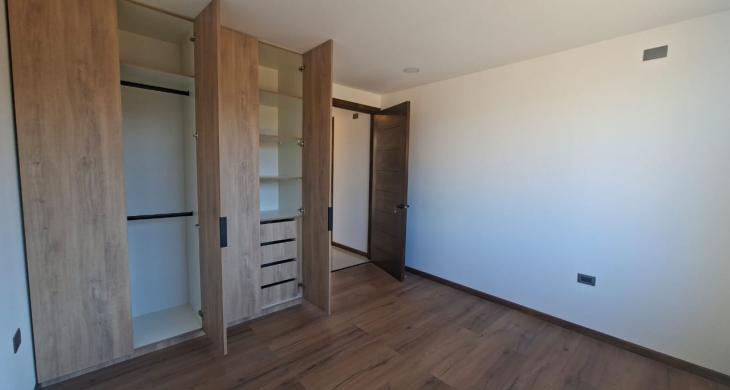 Dormitorio con closet (cajoneras cierre suave)