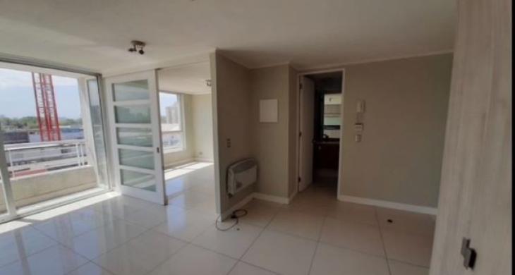 dormitorio y puerta de baño