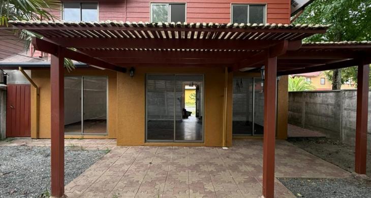 foto trasera de la vivienda con terraza techada 