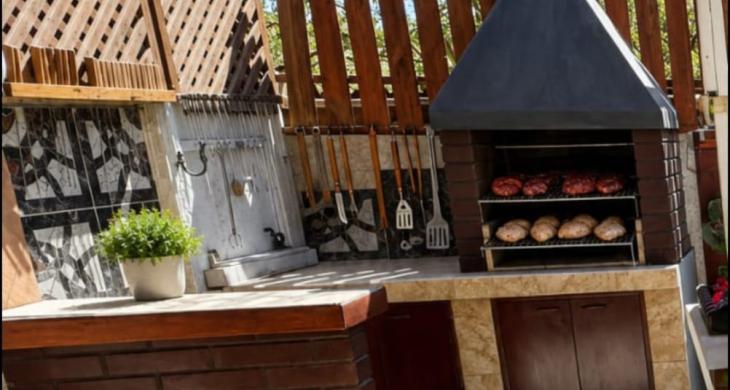 ESPACIOSO QUINCHO QUE CONECTA CON UN CALIDO PATIO INTERIOR