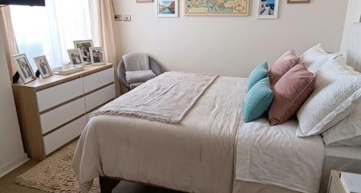 Una espaciosa e iluminada habitación en suite, con un pequeño balcón que permite la entrada de la luz, ventilación y calor de los atardeceres