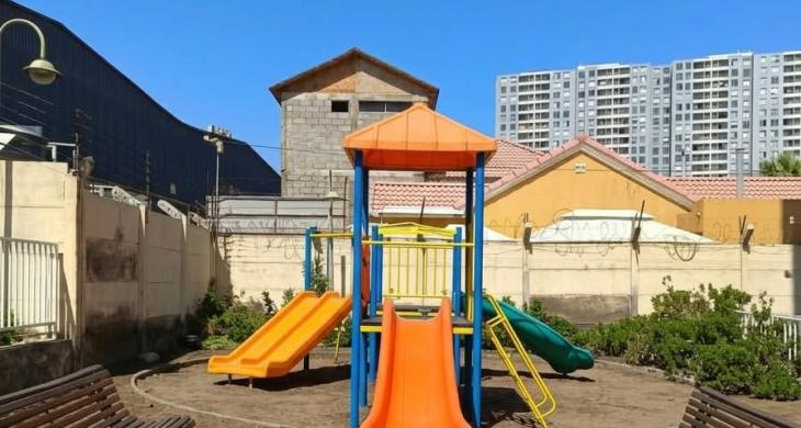 Áreas infantiles con juegos y espacios libres para cisrcular y compartir
