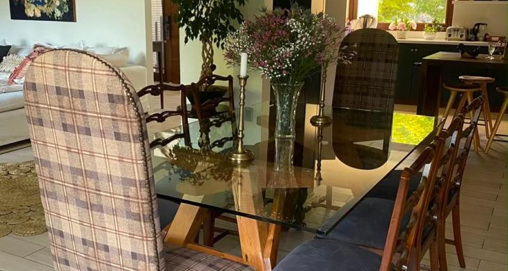 Comedor integrado al living y la cocina, con amplios espacios para reuniones familiares.
