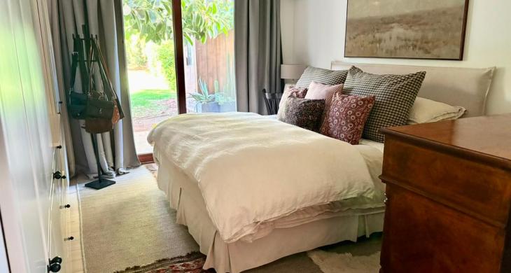 Dormitorio principal con salida directa al jardín, clósets y aire acondicionado.