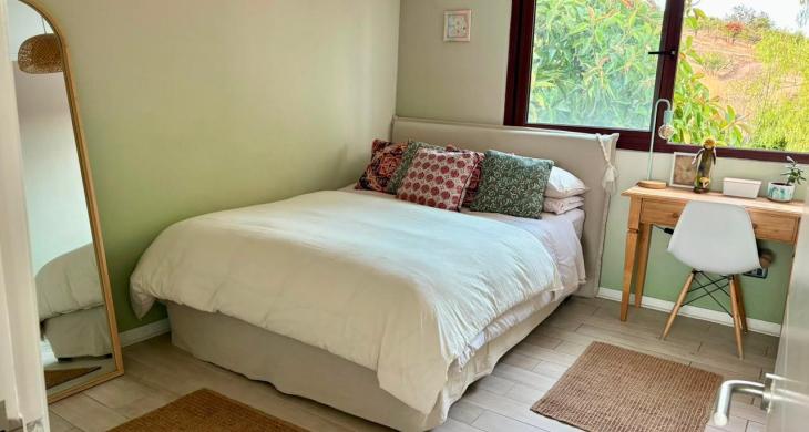 Dormitorio 3 con escritorio, amplio ventanal, vista despejada y aire acondicionado.