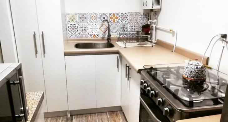 Cocina práctica, amoblada. 