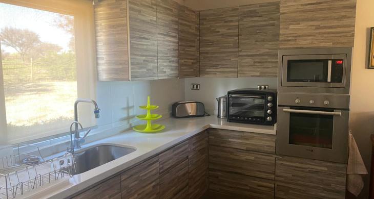 Cocina amoblada y equipada con horno eléctrico