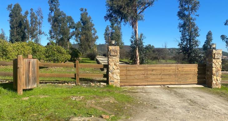 Entrada a la parcela