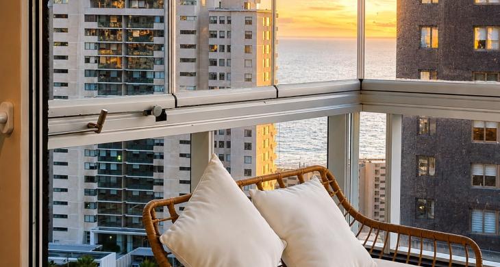 Terraza cerrada con vidrios vistalibre, comodos espacios para disfrutar el atardecer